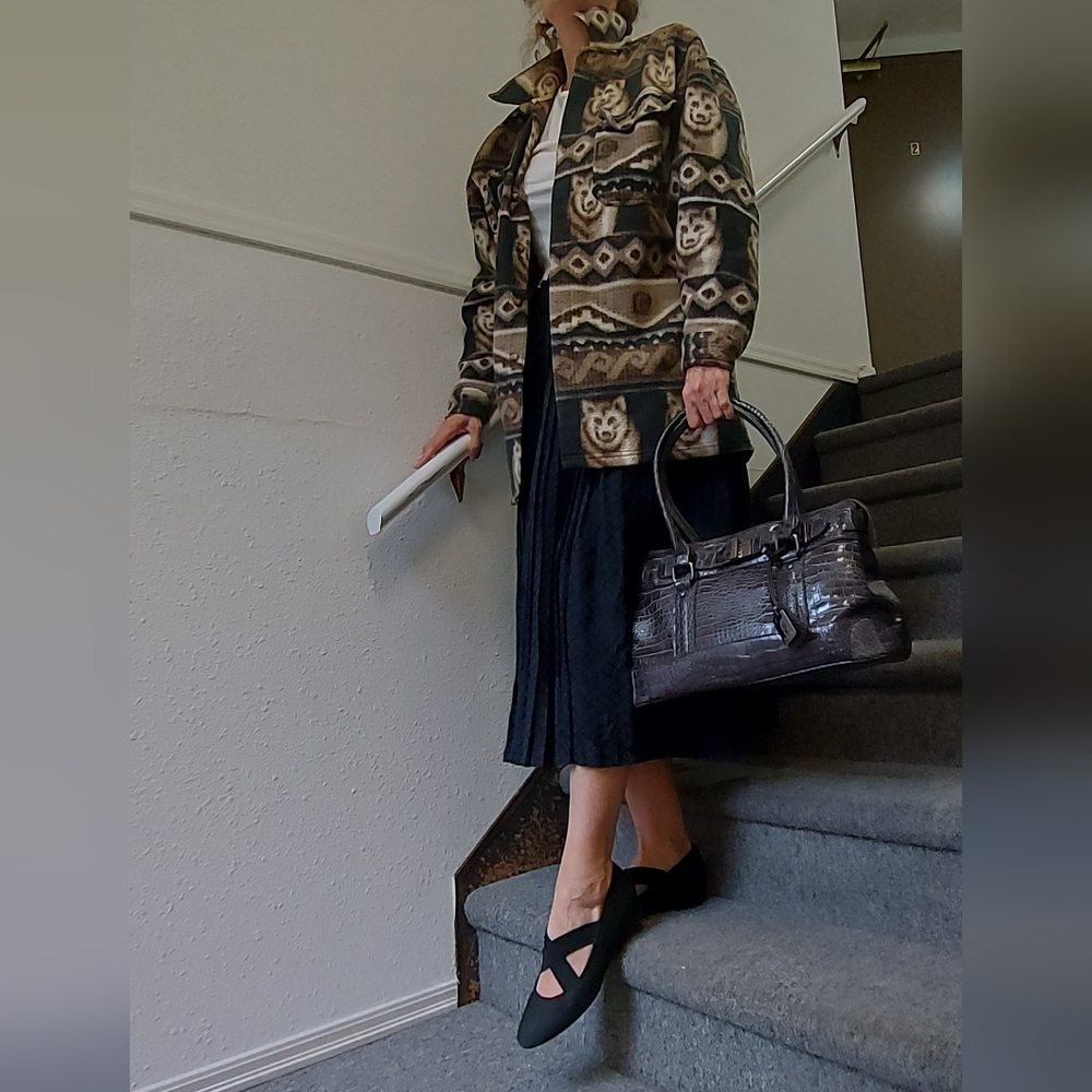 Elegant Crocodile-Embossed Gray Handbag - Picture 8 of 8